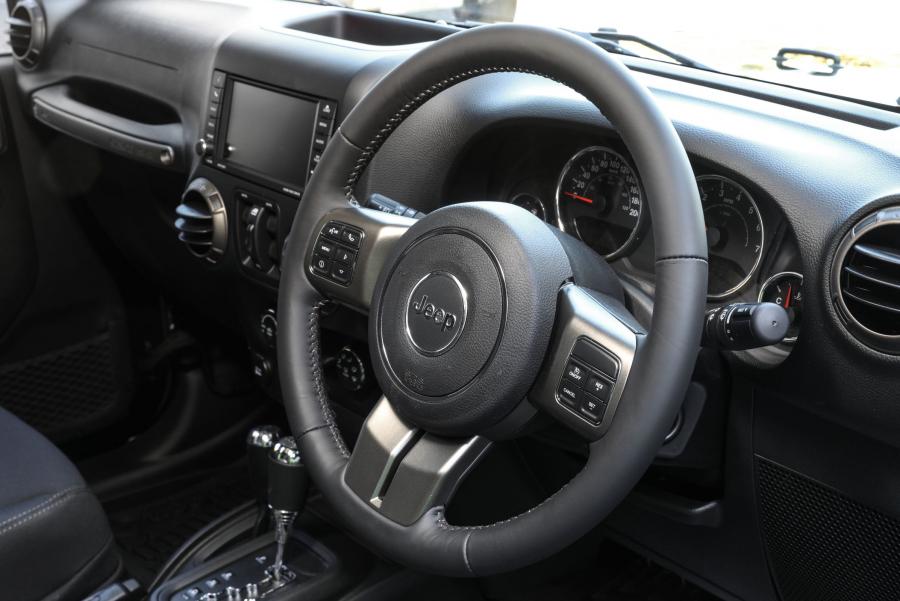 Панель приборов Jeep Wrangler Unlimited Golden Eagle (JK) 2018 года  (AU) (фото 4 из 7)